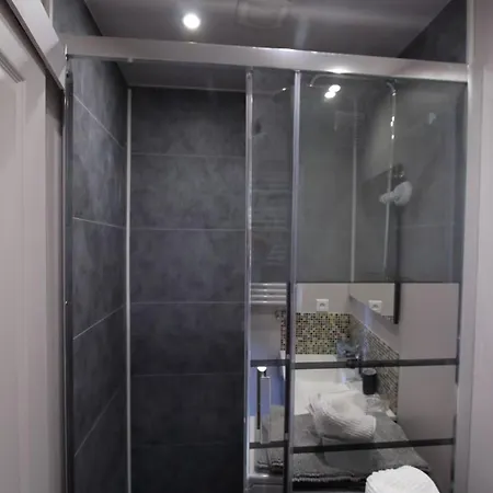 First Floor Fully Renovated Lejlighed *