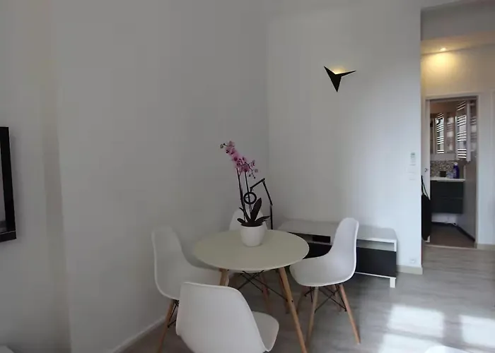 First Floor Fully Renovated דירה *